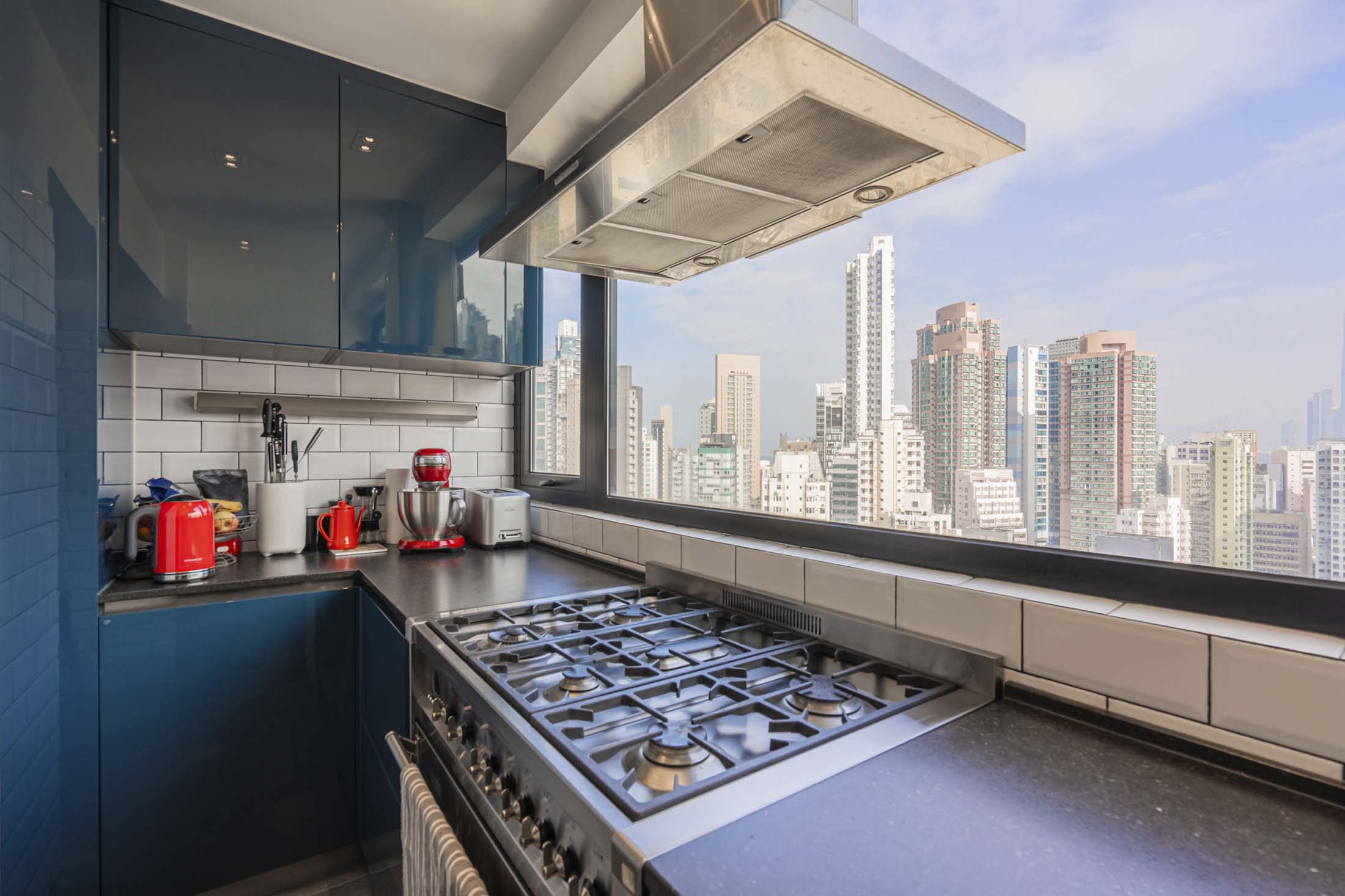 Hong Kong Homeowners Struggle to Sell in Least Affordable Market
