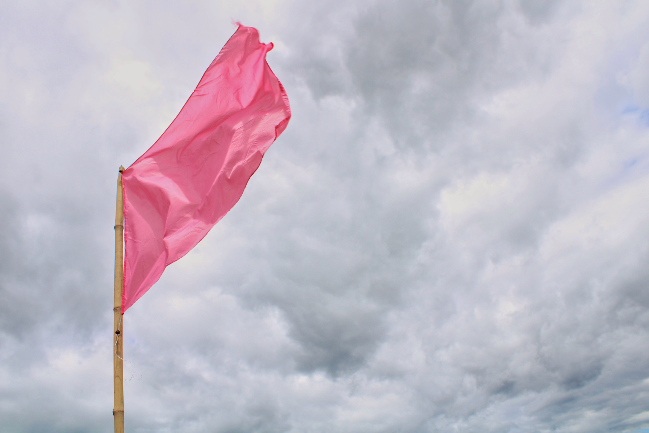 The most common pink flags in a relationship and expert tips on how to fix them