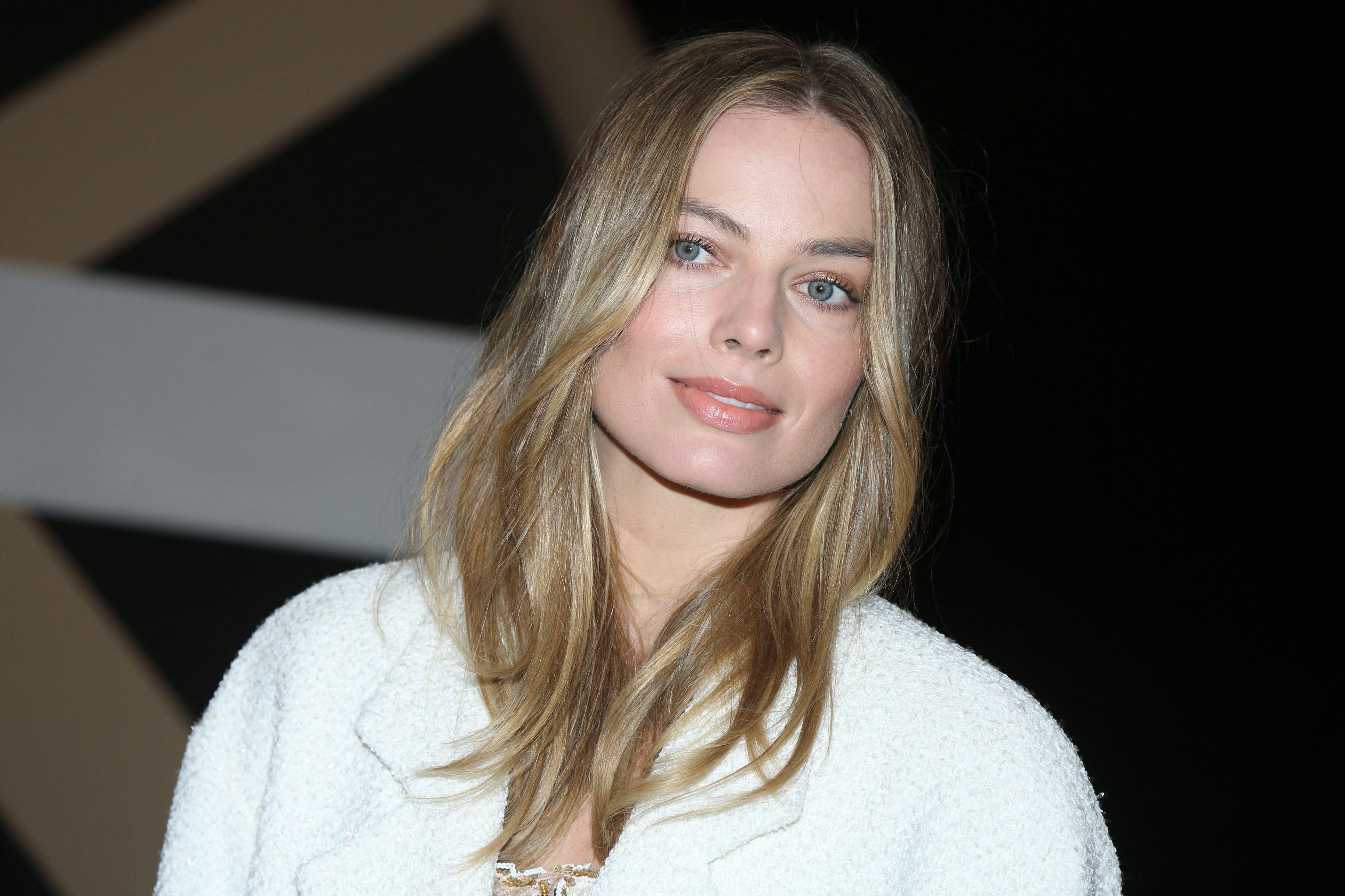 Margot Robbie Says Fan Came Up To Her To Say They Loved Her In Sex Education Nestia 