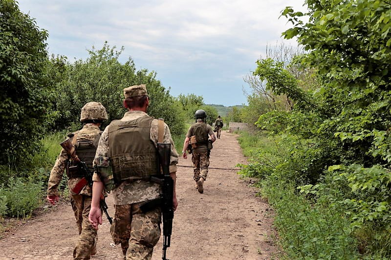Ukrainian defenders hold out in Donbas city