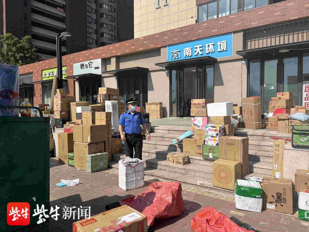 快递站“任性”分拣，霸占整幅人行道