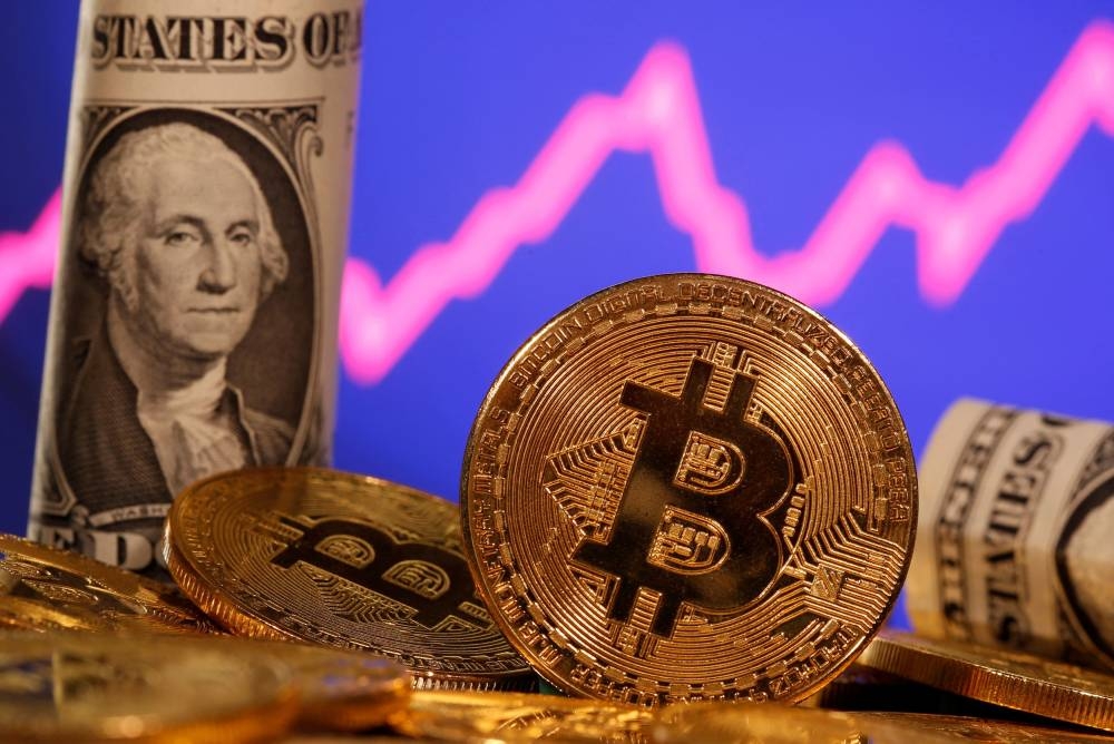 Bitcoin slumps under US$25,000, lowest in 18 months