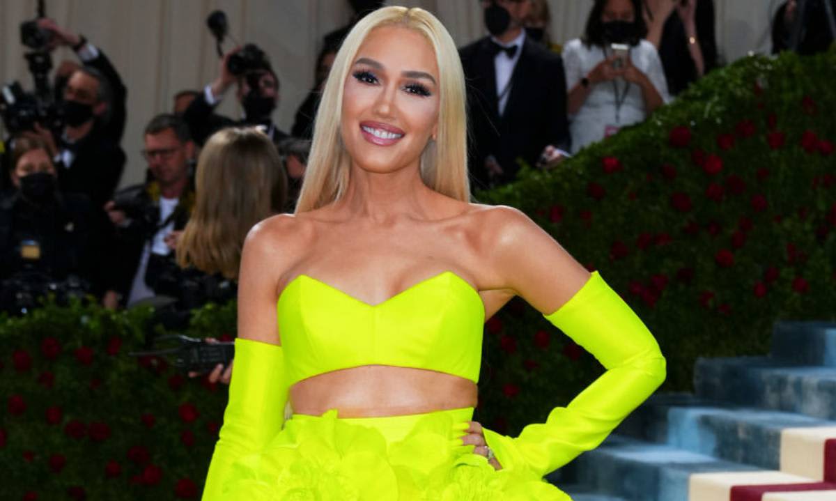 Gwen Stefani twins with rarely-seen younger brother in sweet family video