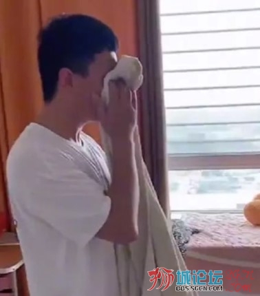 父亲熬夜一年帮儿子恶补数学！！没想到儿子考六分被气哭！！
