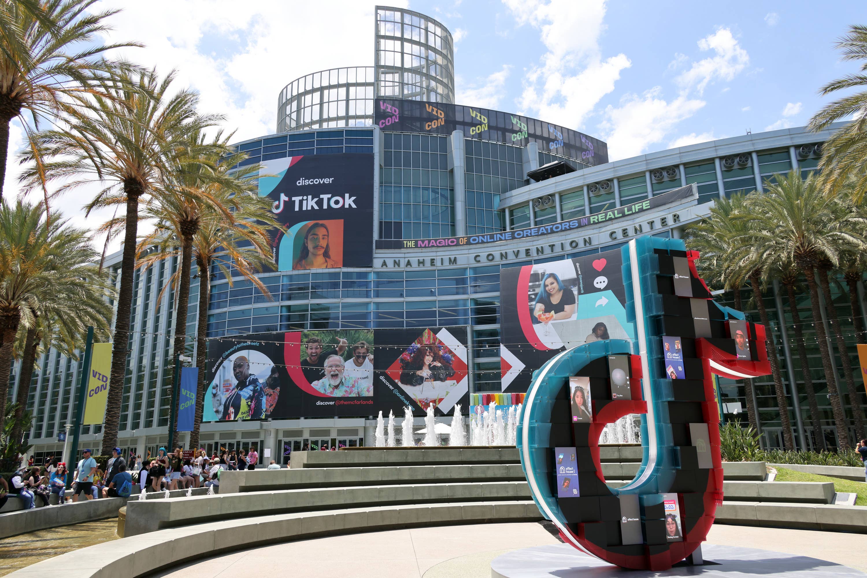 Here Are The 10 Wildest Things That Happened At VidCon 2022