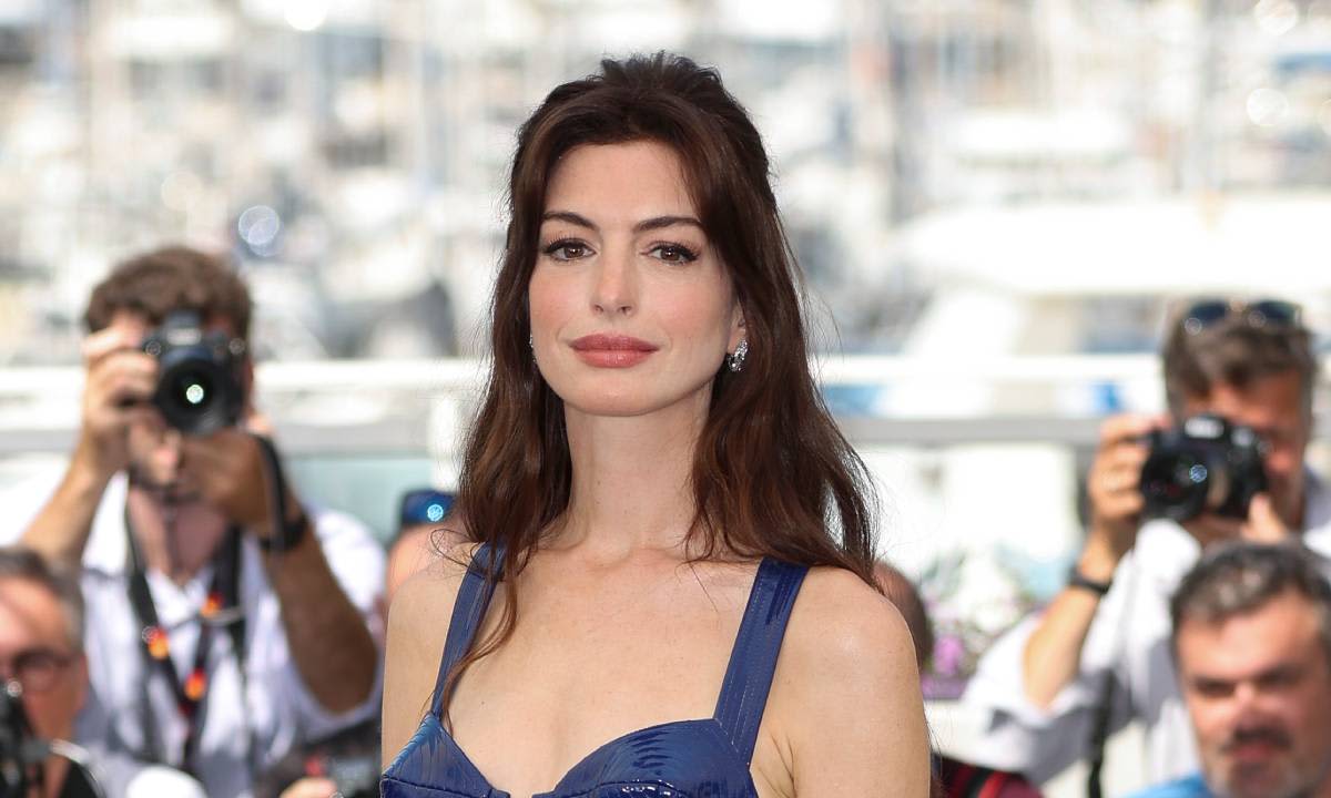 Anne Hathaway stops fans in their tracks donning denim bikini top | Nestia