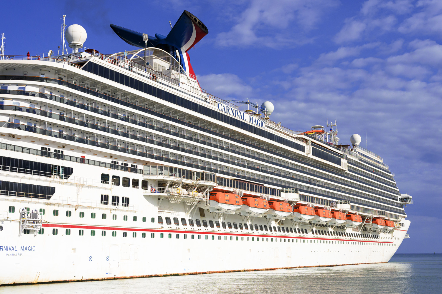 Huge Dance Floor Brawl Breaks Out Aboard Carnival Cruise Ship Leading