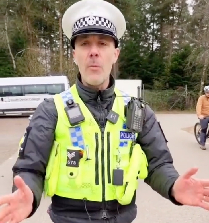 Police Officers Explains Why Cyclists Should Ride In Pairs And Not Single File