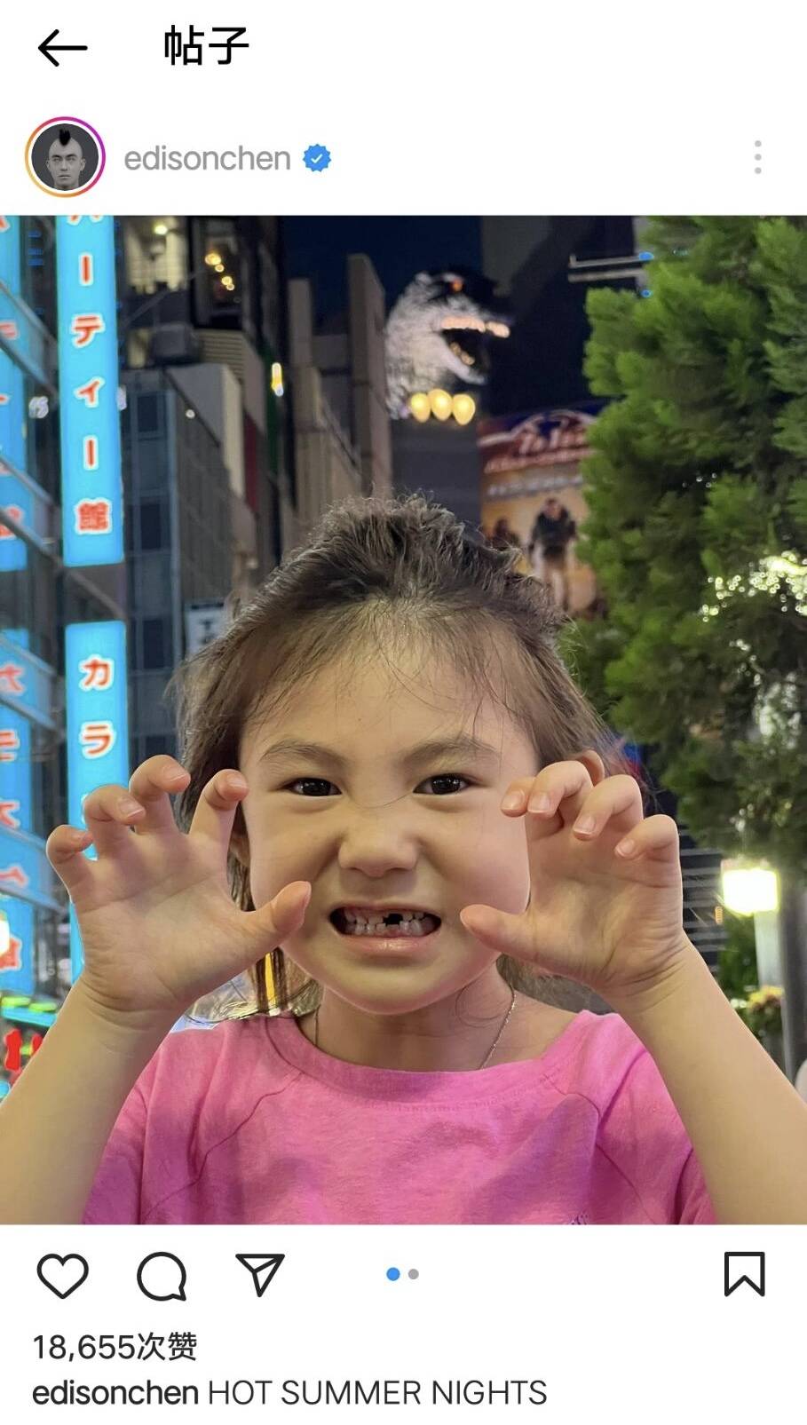 陈冠希晒女儿近照 Alaia对镜搞怪已经换乳牙超可爱
