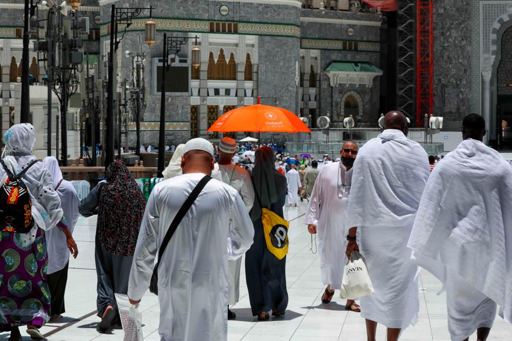 Makkah police arrest man for aiding non-muslim journalist into sacred area