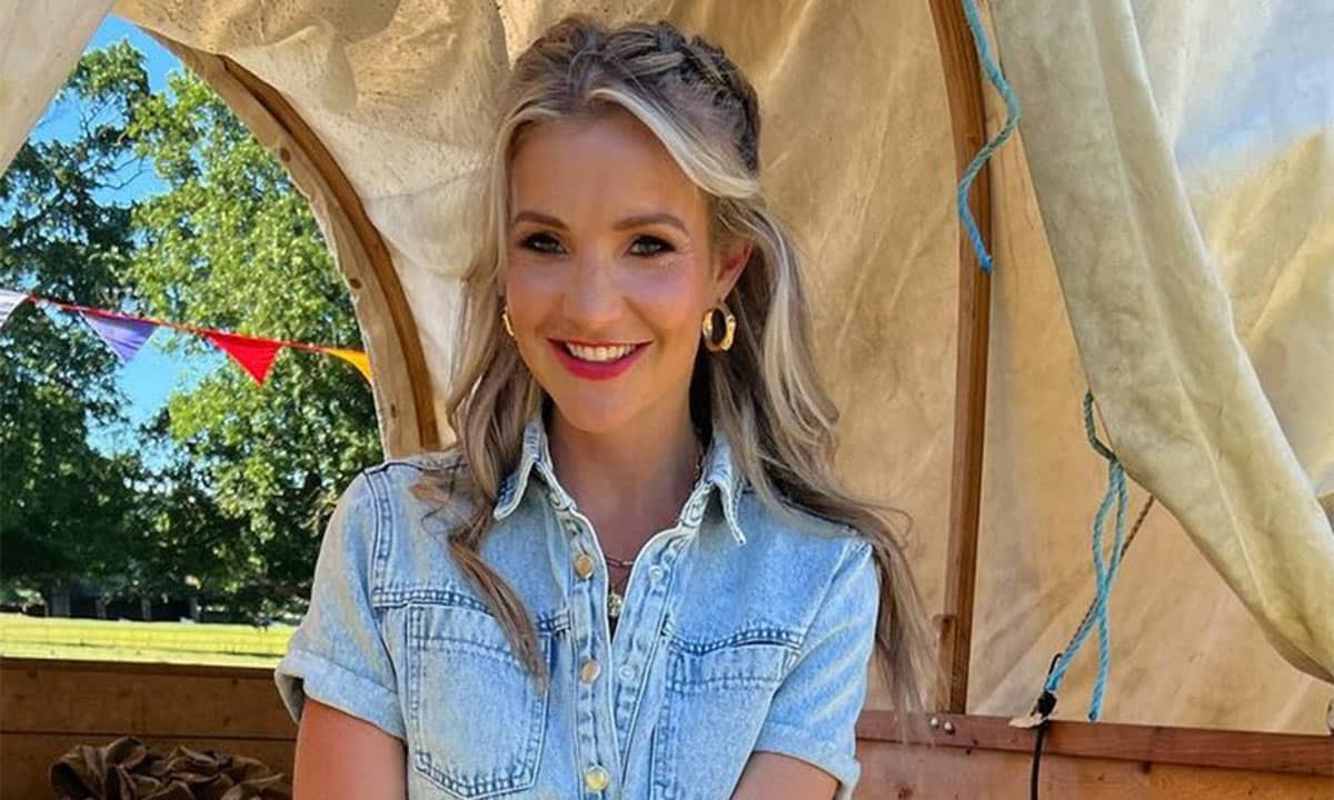 Helen Skelton is a glowing goddess in stunning summer dress