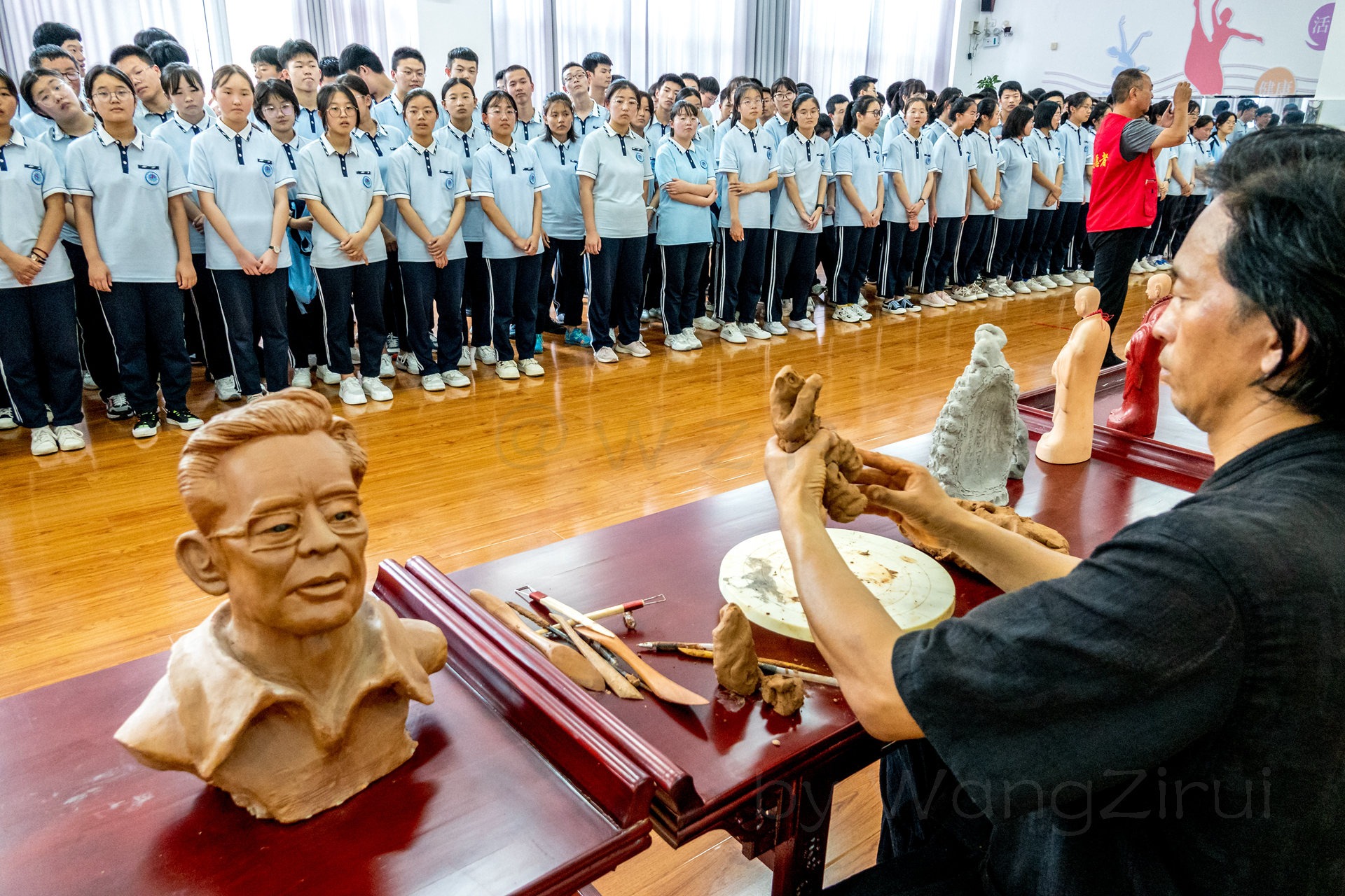 滑县一中：传统文化进校园，千余名学生近距离接触泥塑、烙画、绢艺