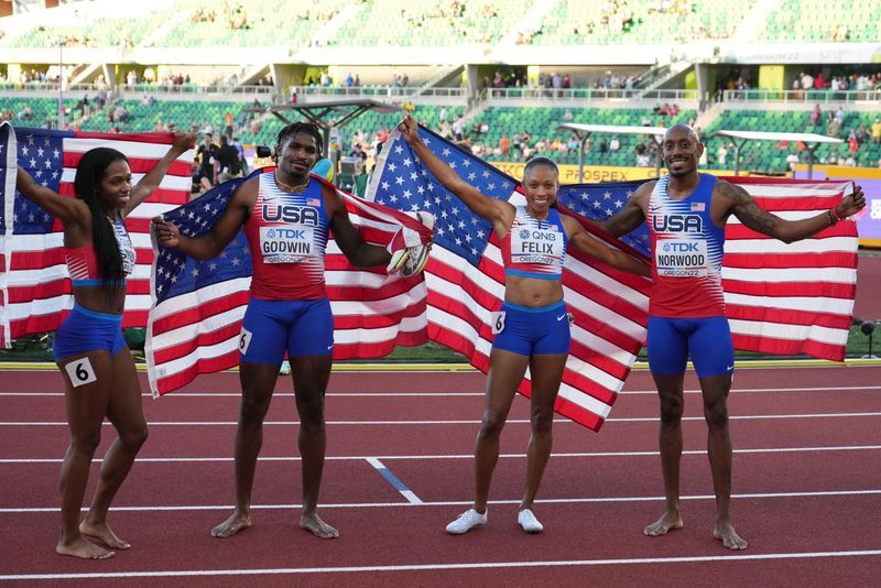 Athletics-Dominican Republic win 4x400 mixed relay world title