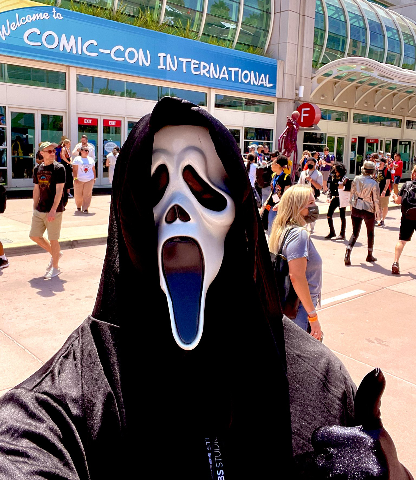 Jack Quaid went around Comic-Con dressed as Ghostface from Scream