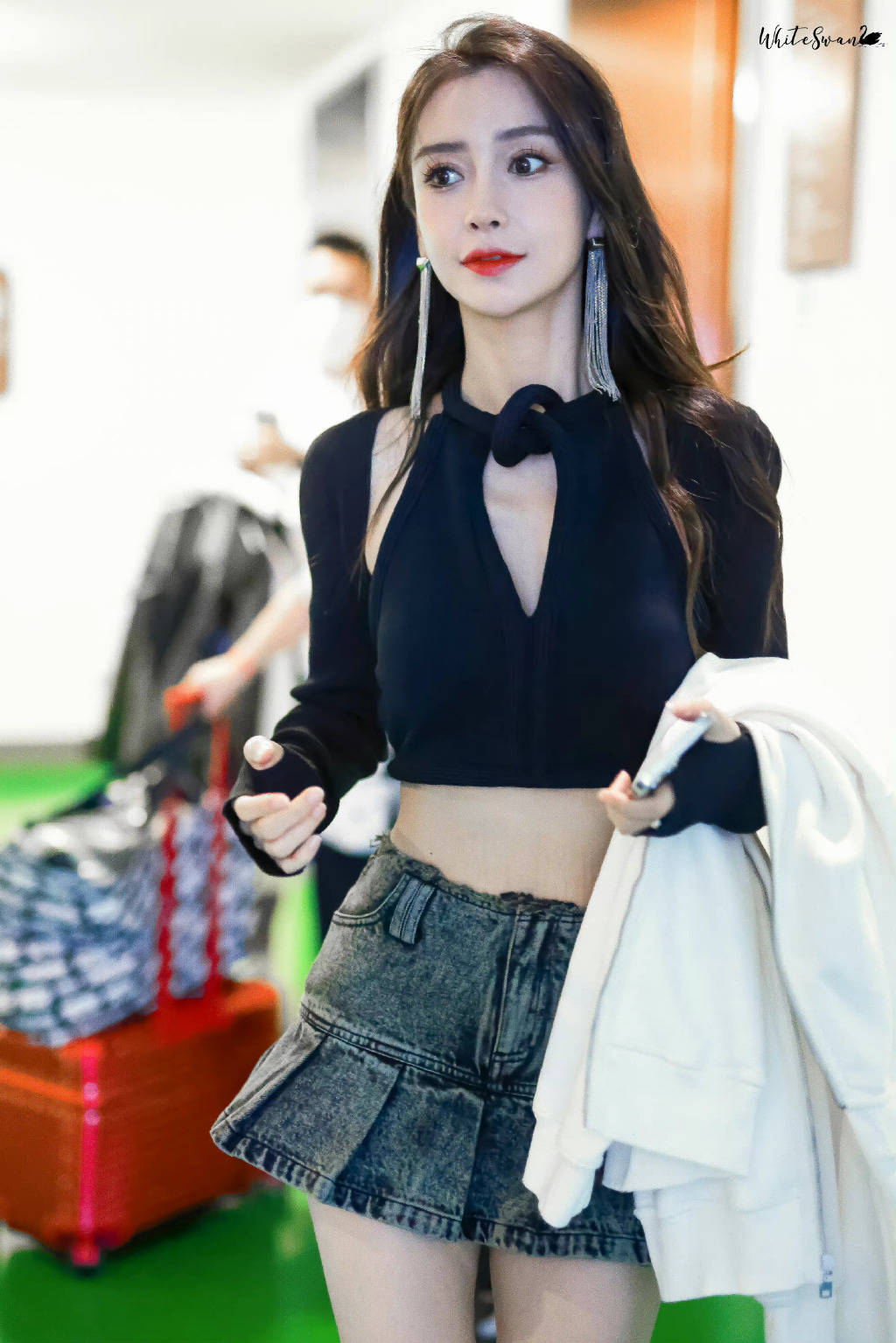 杨颖最新路透辣妹范足 挂脖背心搭牛仔短裙好性感
