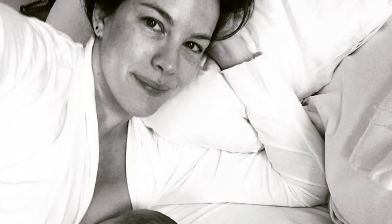 15 stunning photos of celeb mums breastfeeding their babies