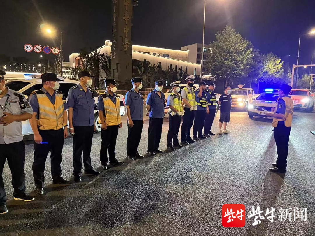 南京市雨花台区“零点行动”打击“无资质”车辆非法运输行为