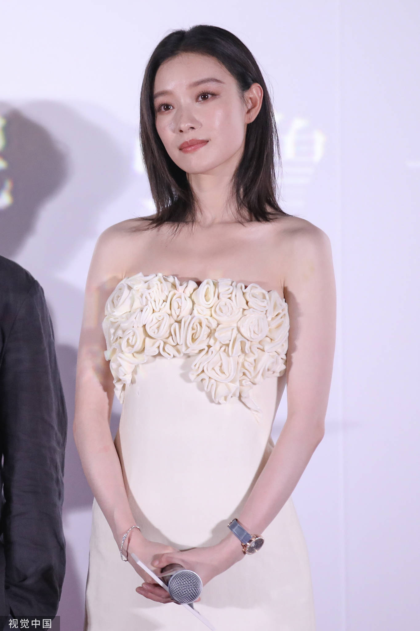 倪妮现身《漫长的告白》首映礼 抹胸短裙浅秀香肩