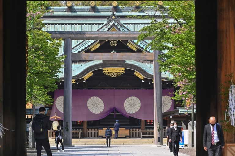 Japanese ministers visit controversial war shrine