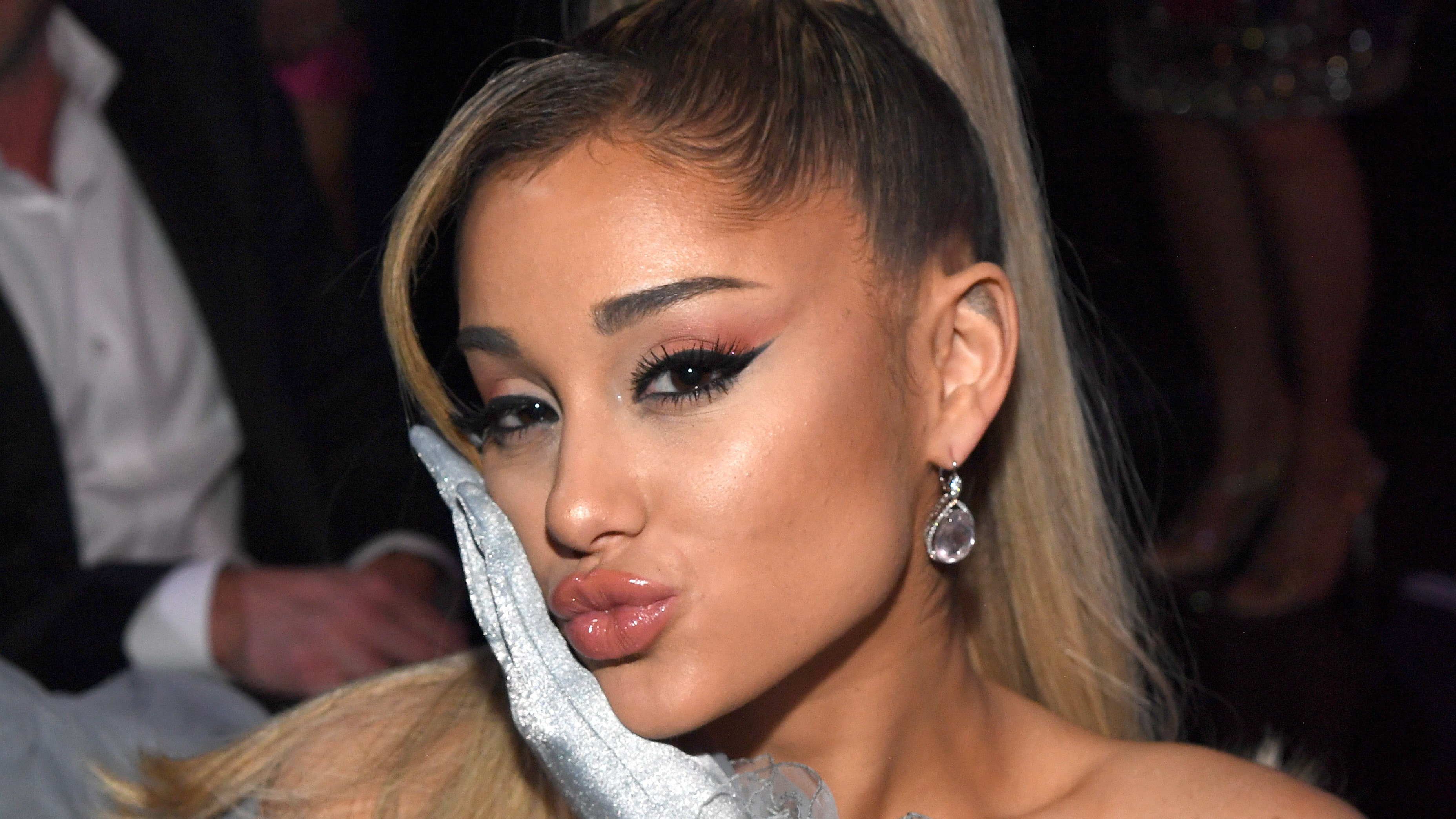 Ariana Grande Revealed Her Cat-Eye Technique In the Most Hilarious Way