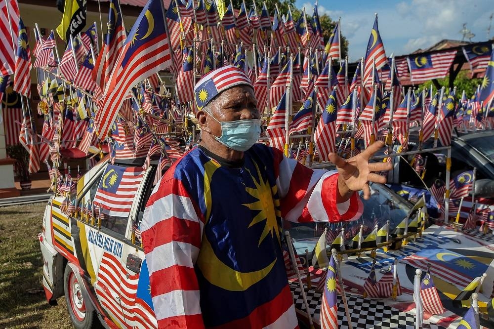 Known for decorating his car with Jalur Gemilang, Ipoh nasi lemak seller now makes Merdeka-themed decorations