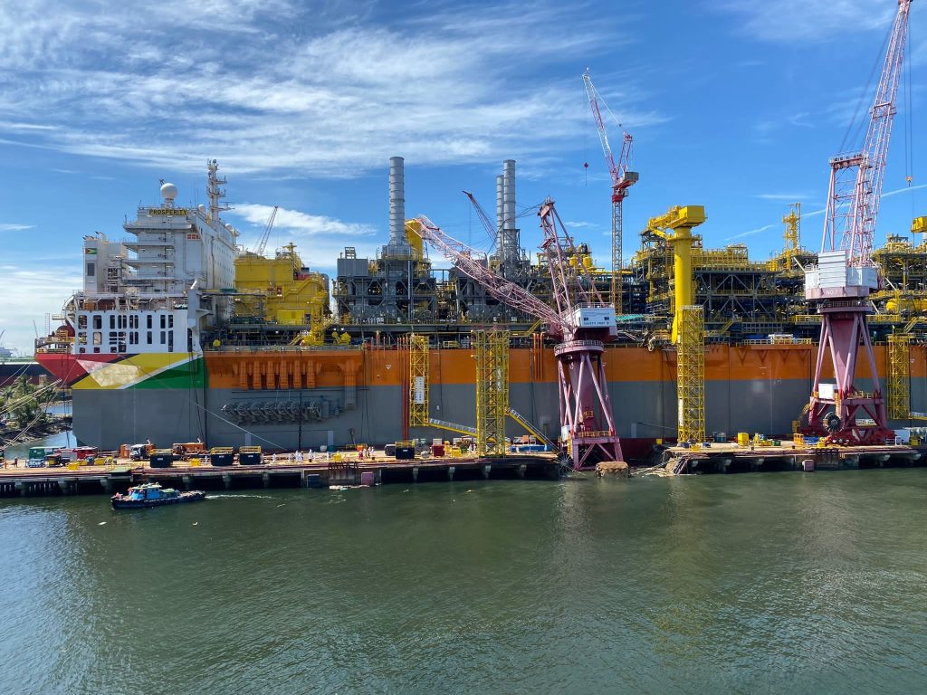 1 Worker missing at sea and 4 injured, after concrete pier collapses at keppel shipyard