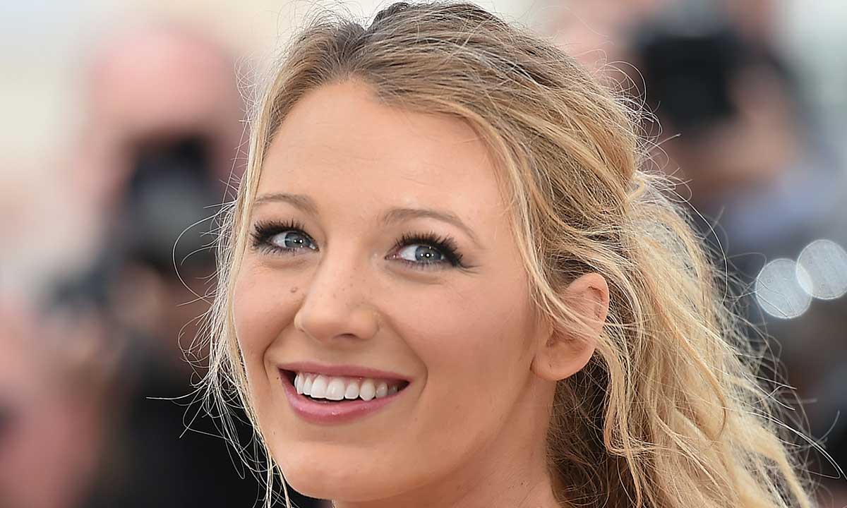 Blake Lively displays toned abs in rare bikini photo – and wow! | Nestia