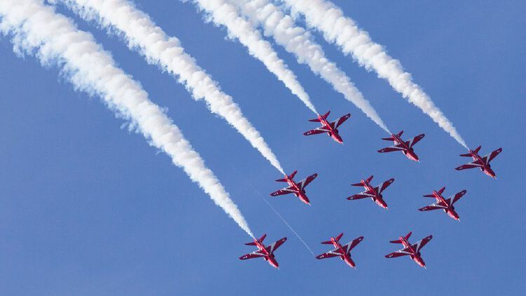 Red Arrows jet's cockpit canopy smashed by bird at Rhyl Airshow | Nestia