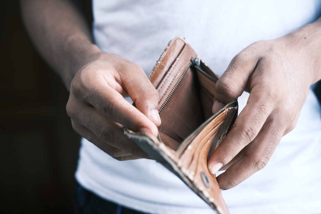 MAN EXPLAINS HOW PEOPLE GO BROKE FROM BAD DAILY SPENDING HABITS