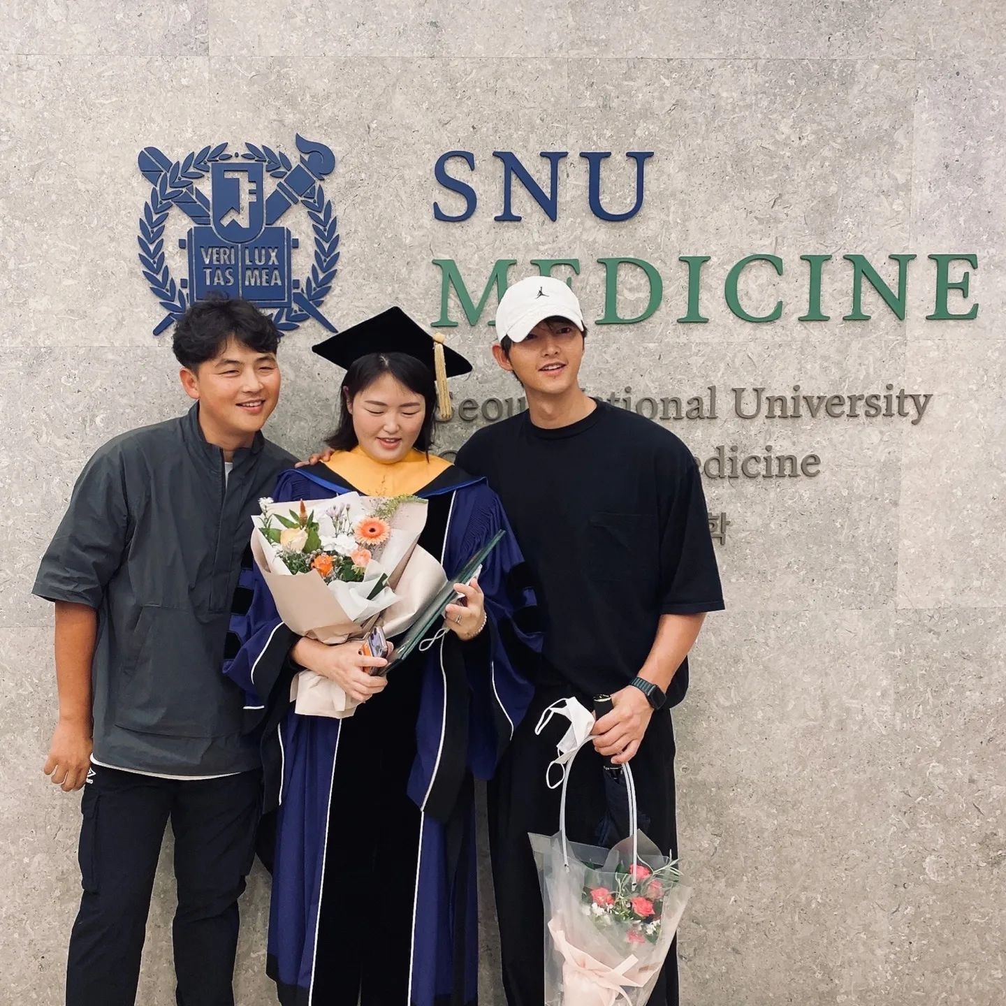 宋仲基三兄妹罕合照 贺妹妹医学博士毕业