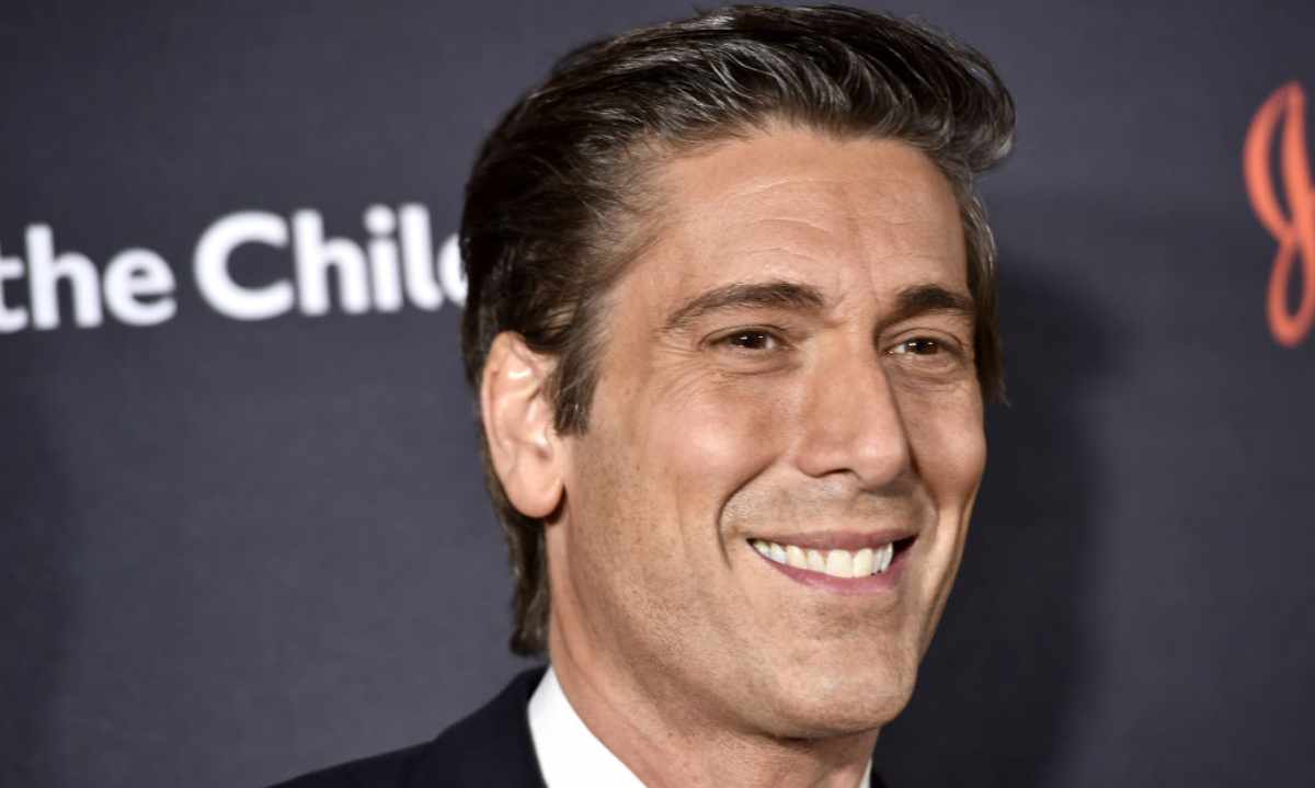 David Muir sends fans into a frenzy posing with Kelly Ripa and adorable