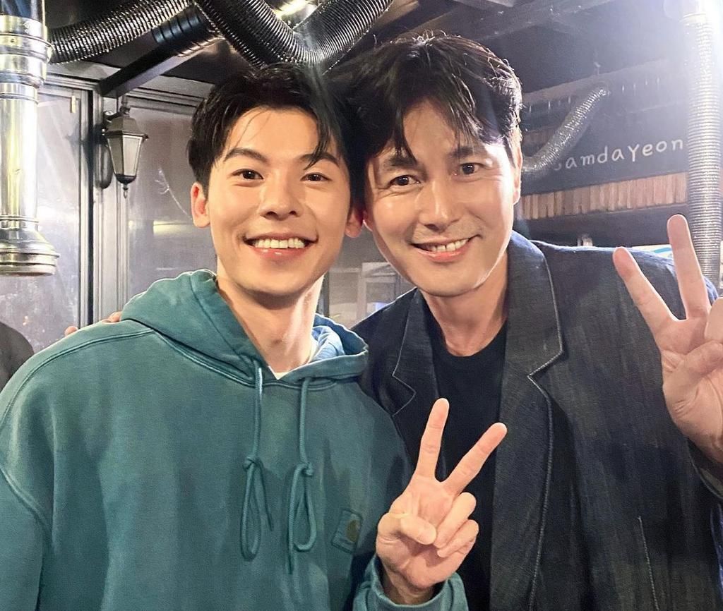 Taiwanese actor Greg Hsu and Korean star Jung Woo-sung appear together in a photo; fans call it 'dream pairing'