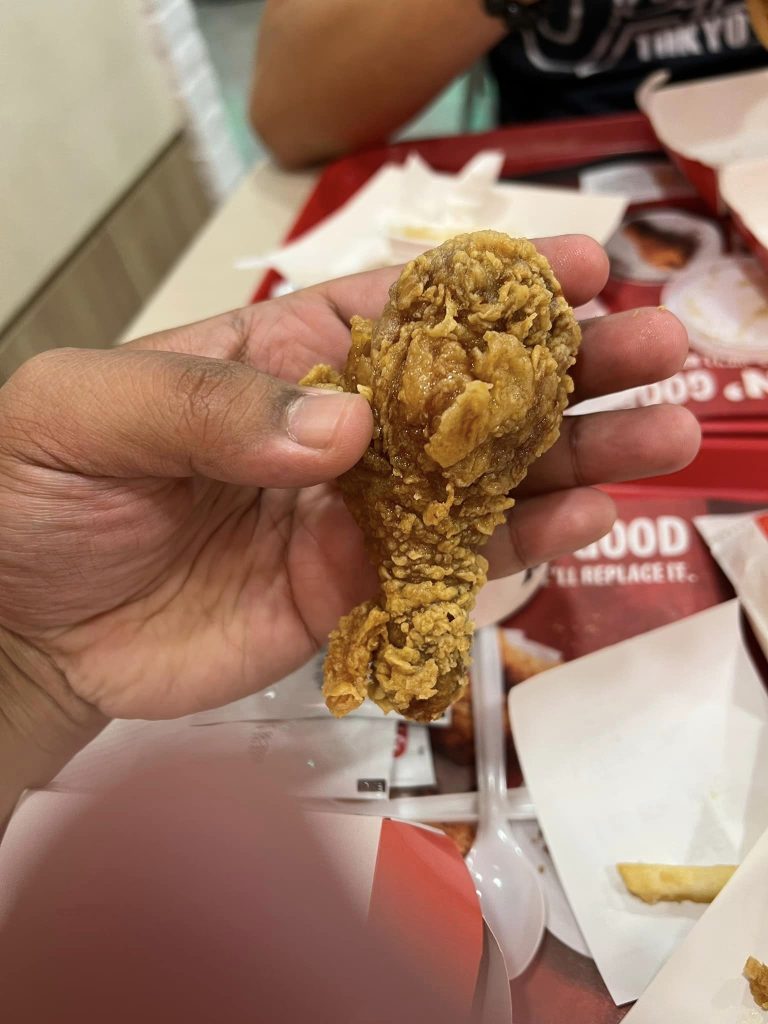 MAN ORDERS KFC, RECEIVES CUTE LITTLE DRUMSTICK THAT’S SMALLER THAN HIS PALM