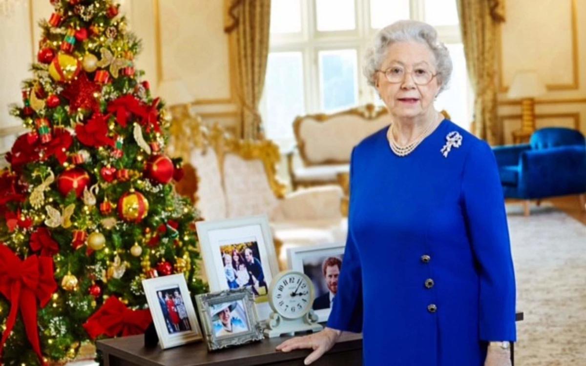 Queen elizabeth lookalike hangs up her crown out of respect