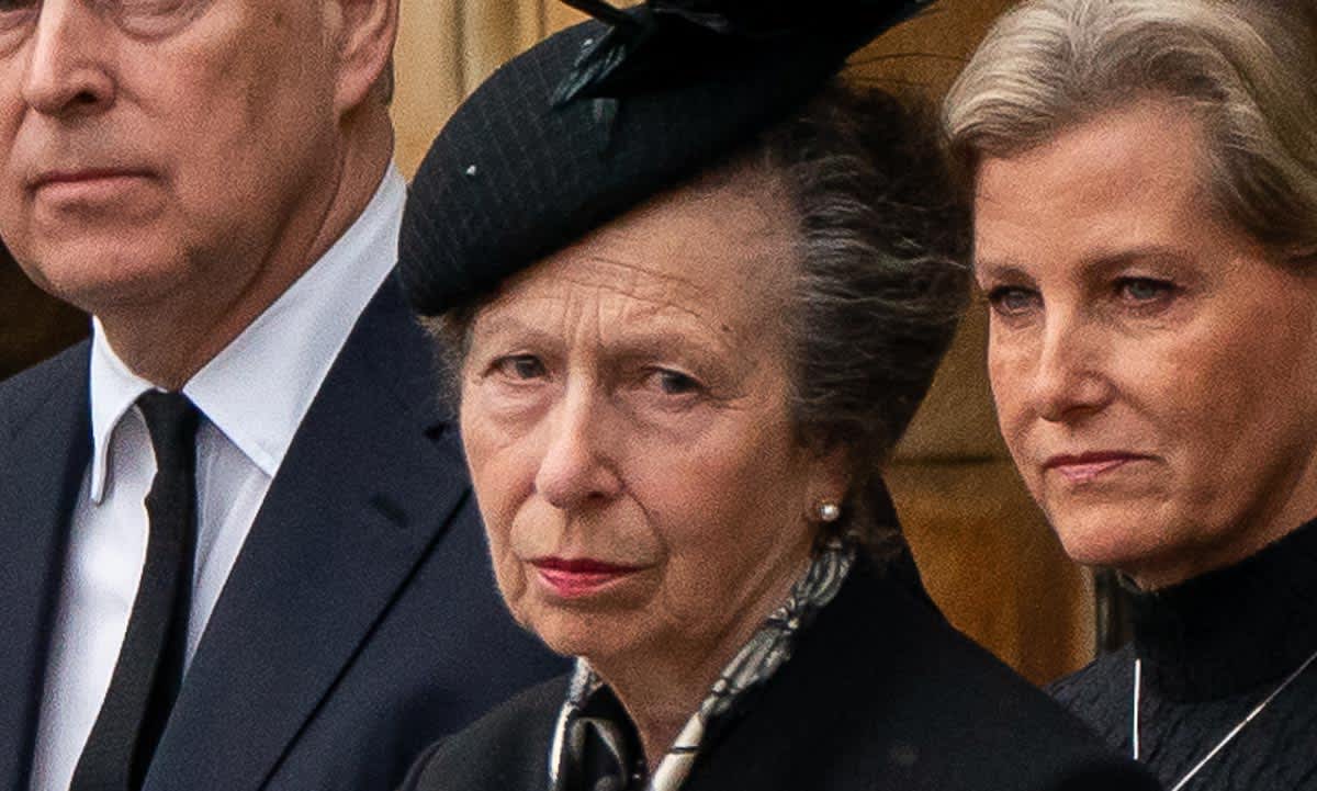 Princess Anne's heartbreaking last curtsy to the Queen – watch