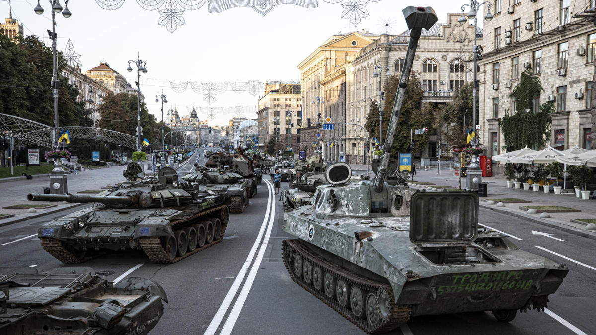 Ukrainian soldiers are refurbishing abandoned Russian tanks and trucks