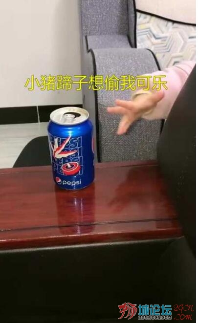 新加坡老汉手欠偷拿三罐可乐，直接被打入铁牢