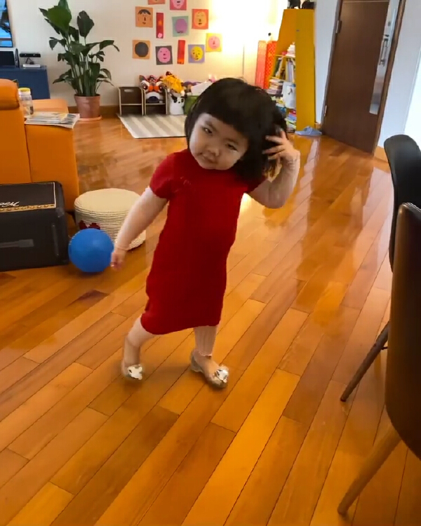 Lucy李元元爆趣造型逐个睇！酒楼知客好可爱 公主裙衬胶鞋冲击视觉 Nestia