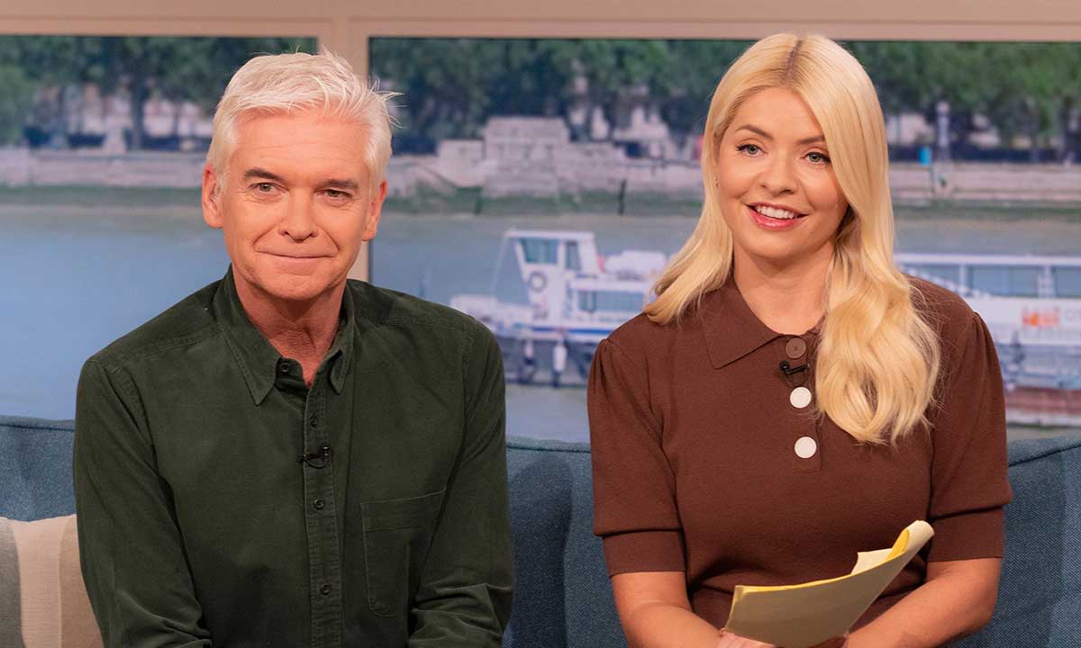 Itv Confirms Holly Willoughby And Phillip Schofield Will Not Lose Jobs Over Queue Jumping