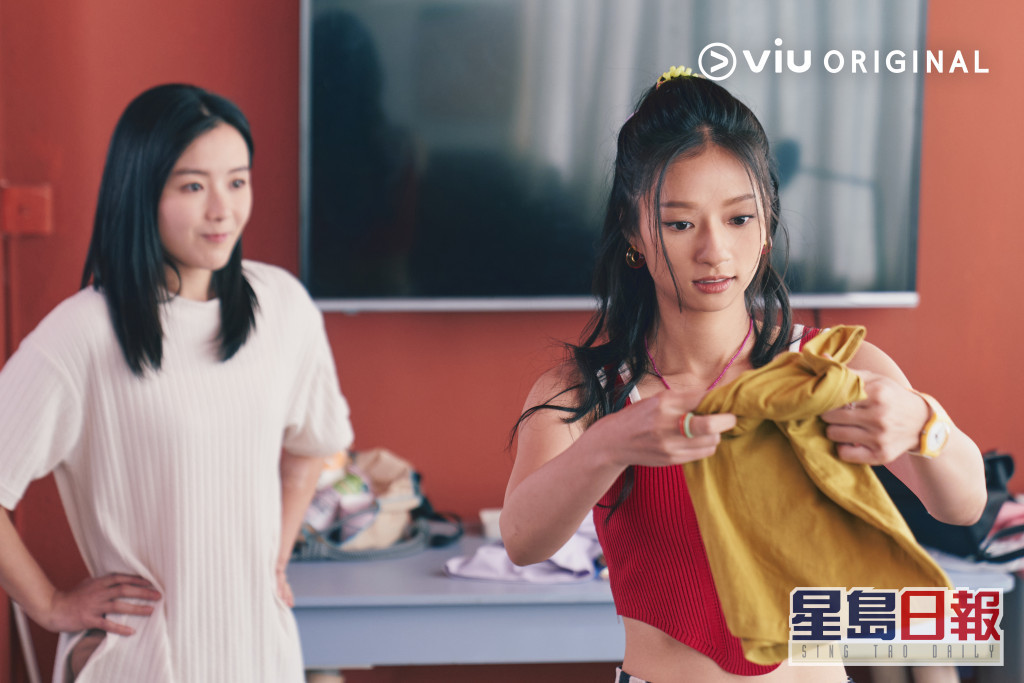 她和她的恋爱小动作丨吴家忻处女拍剧抛低「偶包」 街头豪放嗌M到