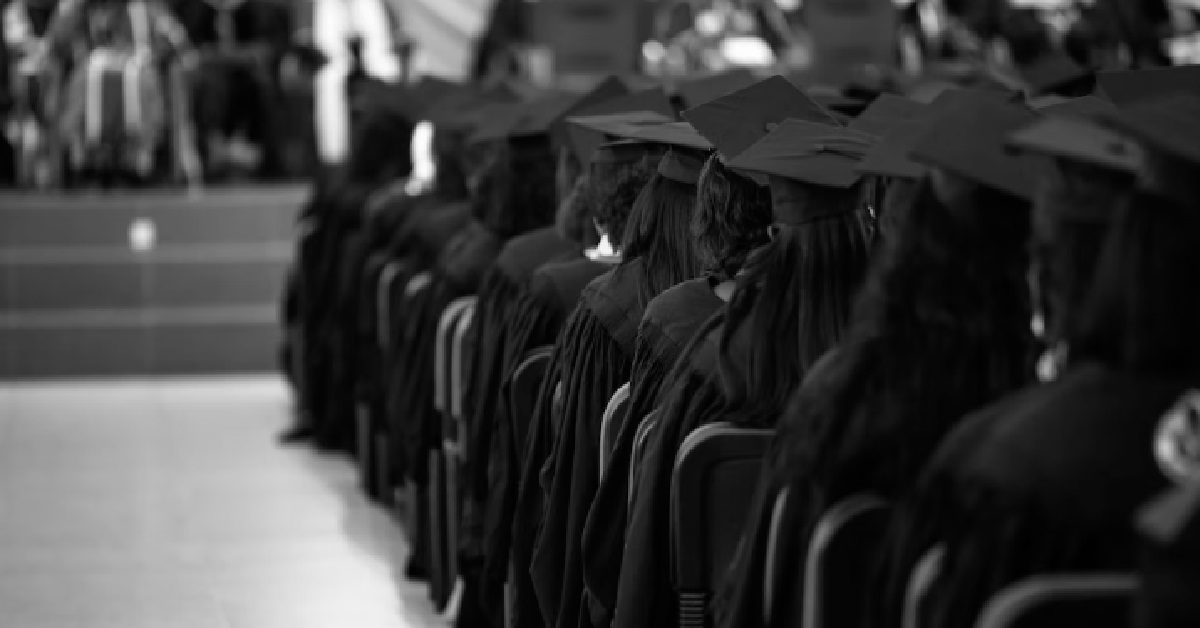UNI GRAD SAYS DEGREES ARE POINTLESS – 9 MONTHS JOBLESS, CAN’T EVEN GET ENTRY-LVL JOBS