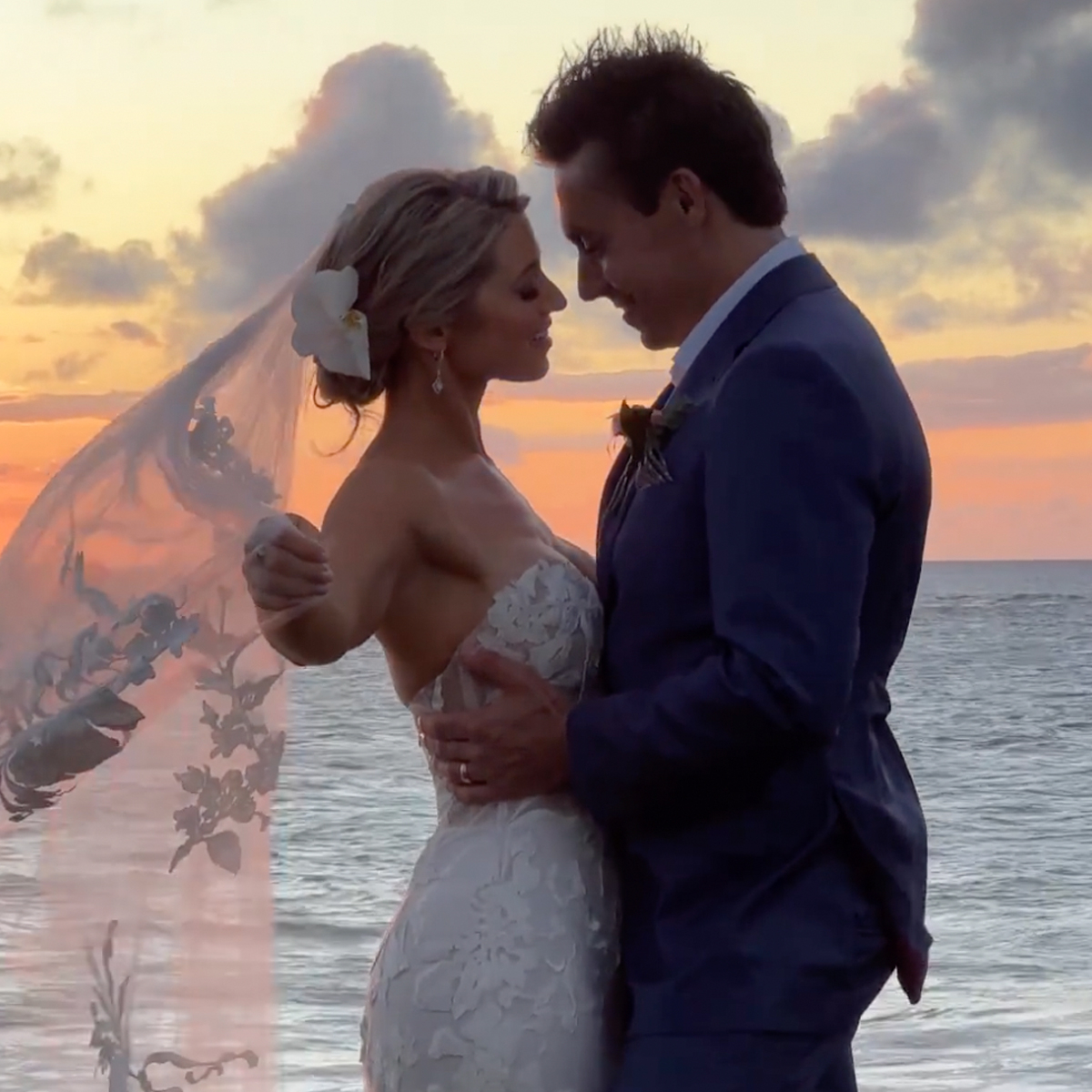 The Bachelor's Lesley Murphy Marries Alex Kavanagh in Hawaii