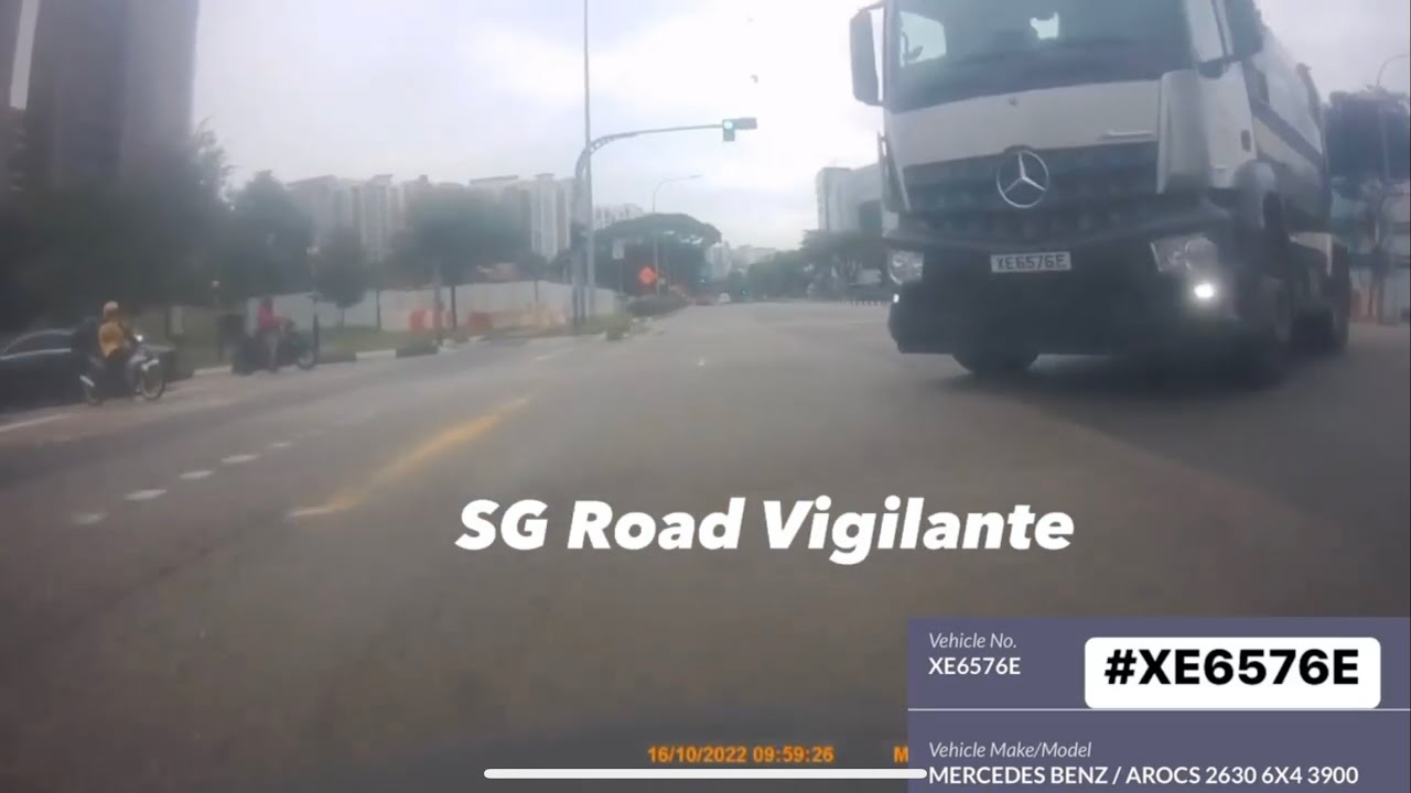 mercedes truck sembcorp fail to give way at discretionary right turn junction