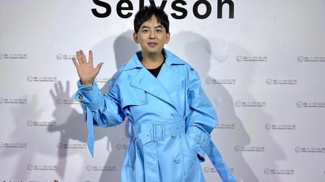 网传黄子佼爆萧煌奇是“假盲人”　摘墨镜自证沉痛喊告