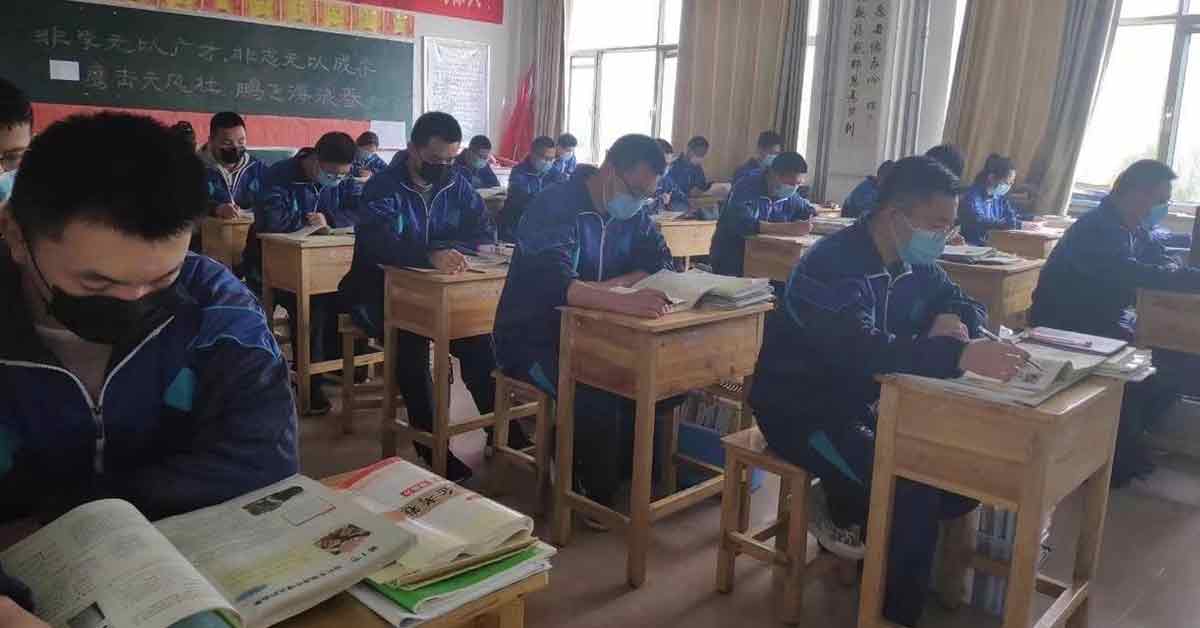 2学生隔离期下楼 被开除学籍惹议 教育局撤销处分