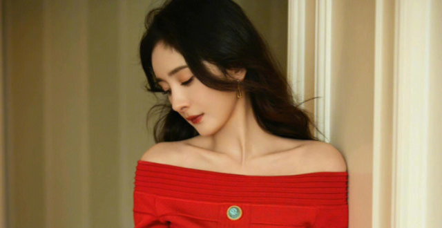 杨幂又秀美腿了，穿红色一字肩针织裙张扬高调，成熟性感