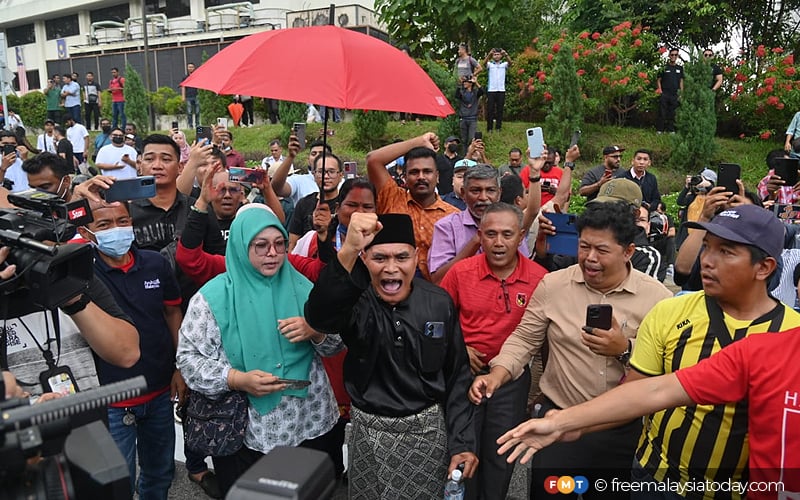 Shouts of ‘Reformasi’ as Anwar supporters gather outside Istana