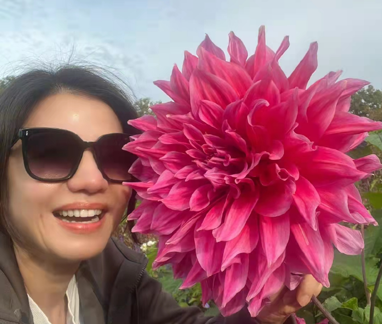 62岁钟楚红现身乡村，皮肤白里透红美回颜值巅峰，笑出梨涡似少女