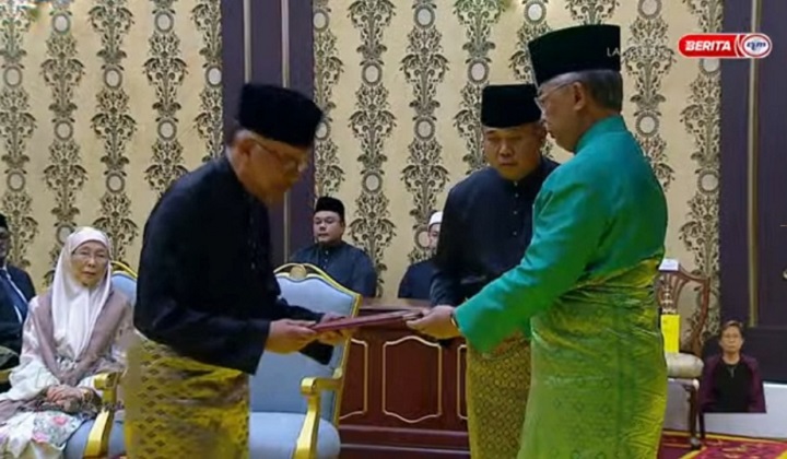 Anwar Takes Oath Of Office, Is Now Officially Malaysia’s 10th Prime Minister