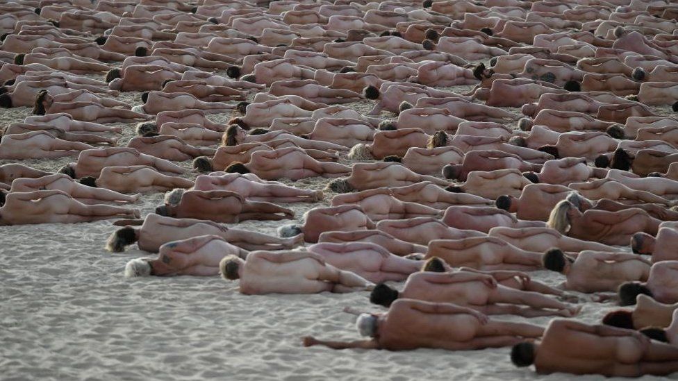 Naked volunteers pose for Tunick artwork on Bondi Beach